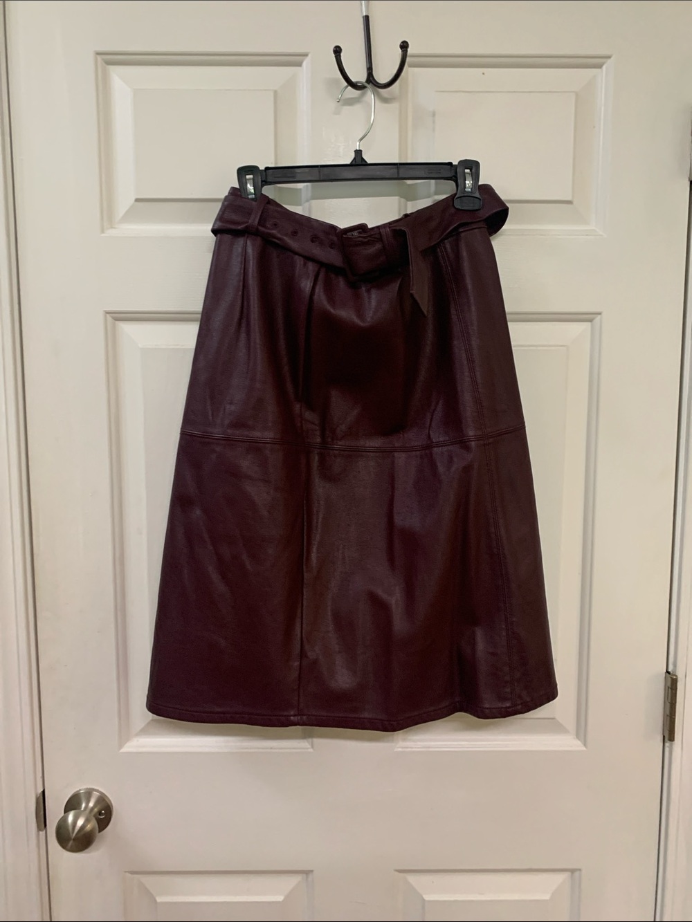 Office Siren Burgundy Faux Leather Belted Skirt Petite 4 – Ann Taylor Factory